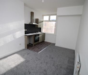 Ground floor flat to rent - Photo 2