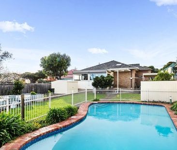 Grand Family Home with Swimming Pool - Photo 2