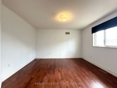 Detached Home For Lease | W9053645 - Photo 5