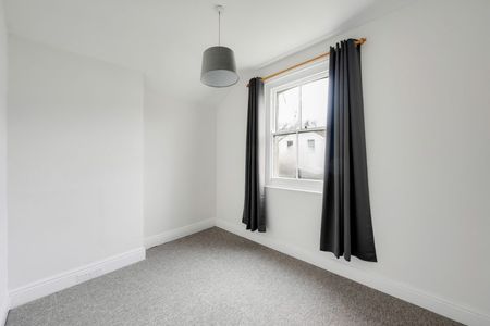 2 Bed Flat - Photo 3