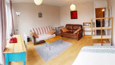 1 bedroom in a flat share to rent - Photo 5