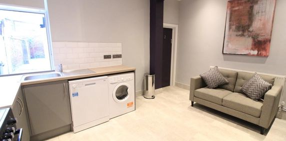 1 bedroom in a house share to rent - Photo 2