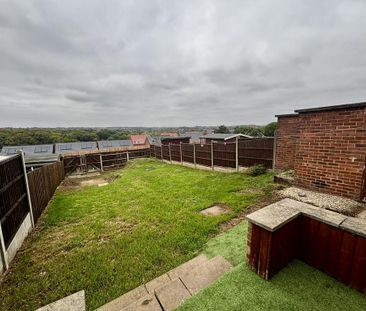 3 bedroom end of terrace house to rent - Photo 1