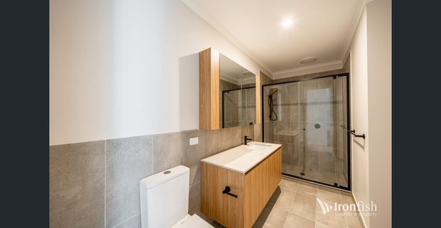 Stylish New Townhome in Aurora Estate Modern Comfort Meets Convenience - Photo 1