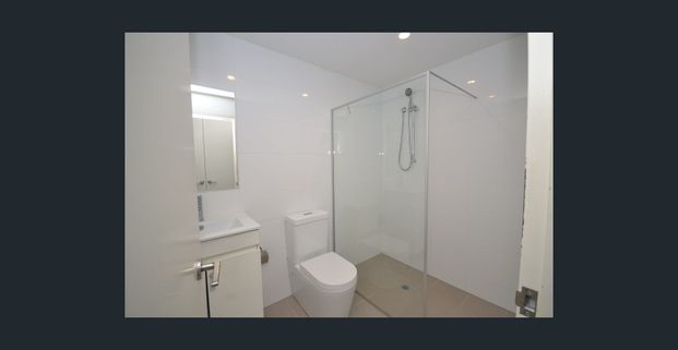 Ground floor unit with brand new floorboards - Photo 1