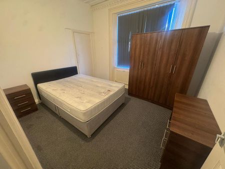 3 bedroom flat to rent - Photo 4