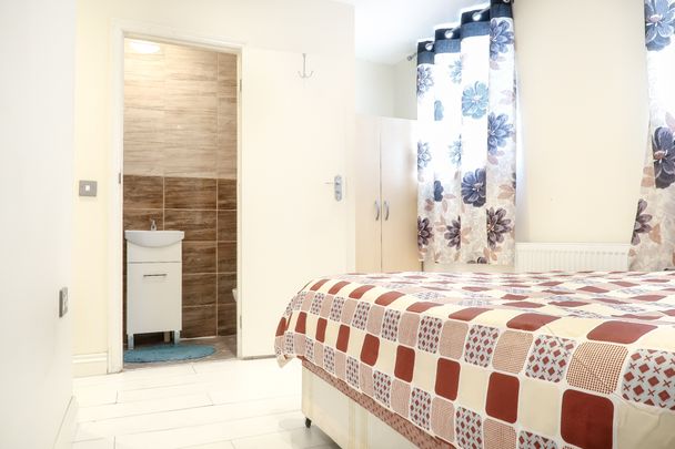 RM2 Coronation Road | Plaistow | London | E13 9QB - Photo 1