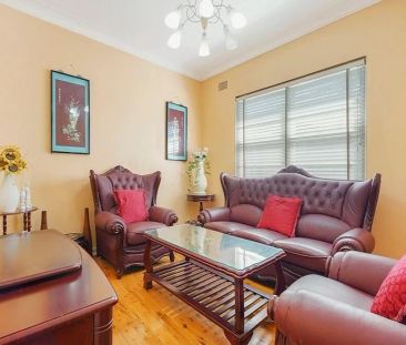 Large 4 Bedroom House for lease now - Photo 1