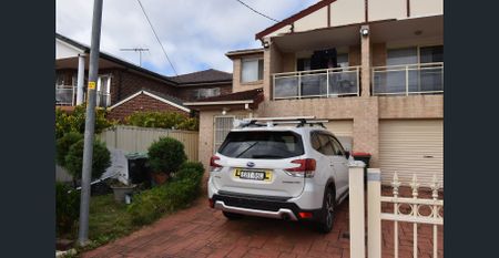 SPACIOUS DUPLEX - CENTRALLY LOCATED! Perfect Location, immaculate spacious - Photo 4