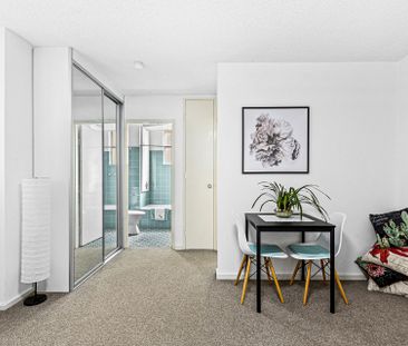 Corner Studio Apartment with Parking, Moments from Centennial Park - Photo 2