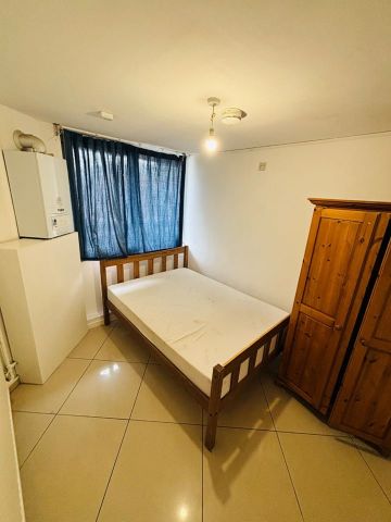 Room in a Shared Flat, Couples Allowed, SW8 - Photo 4