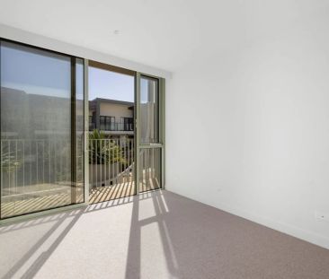 Waterfront Living at Its Finest – Stylish Ground Floor Apartment - Photo 3