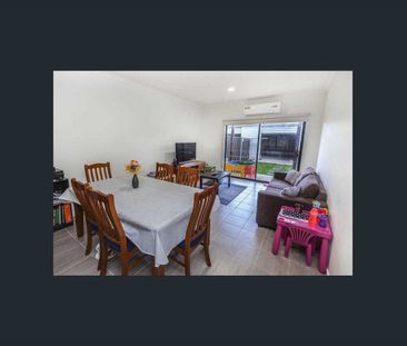 Modern Two-Bedroom Townhouse with Park Views and Prime Location - Photo 3