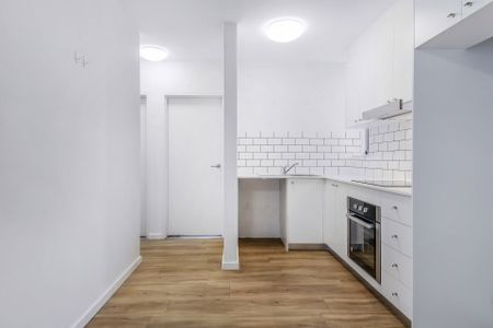 Pet Friendly 2 Bedroom Unit with Private Courtyard and Secure Car Spot - Photo 2