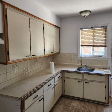 Beau 4 1/2 avec bureau (haut de duplex) - Photo 4