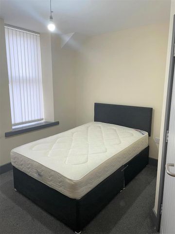 Flat 7, Room 1 - Photo 2