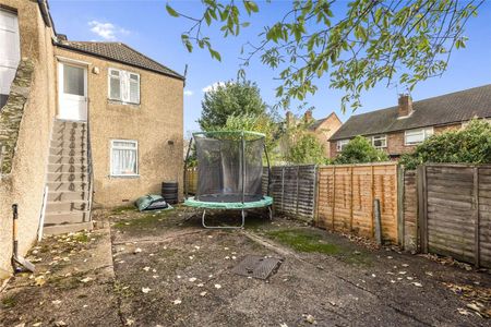 A two bedroom furnished flat with a study. - Photo 2