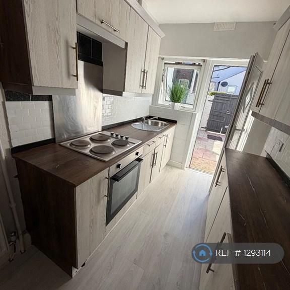 4 bedroom semi-detached house to rent - Photo 1