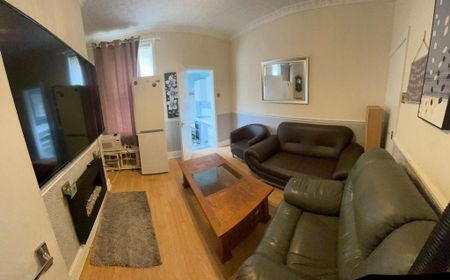 2 bedroom end of terrace house to rent - Photo 2