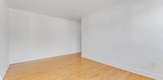 389-401 Yonge Street Apartments - Photo 2