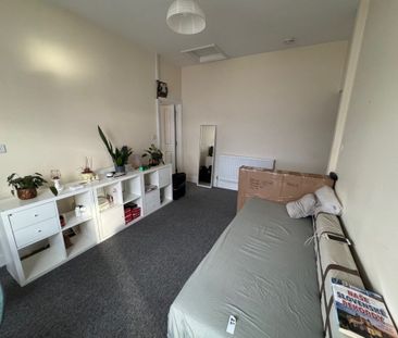 2 Bedroom Flat / Apartment - Portsmouth Road, Southampton - Photo 3