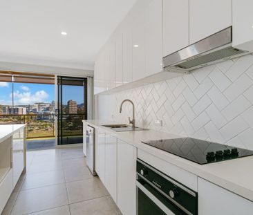 TOP FLOOR RENOVATED APARTMENT WITH BREATHTAKING VIEWS - PET FRIENDLY - Photo 1