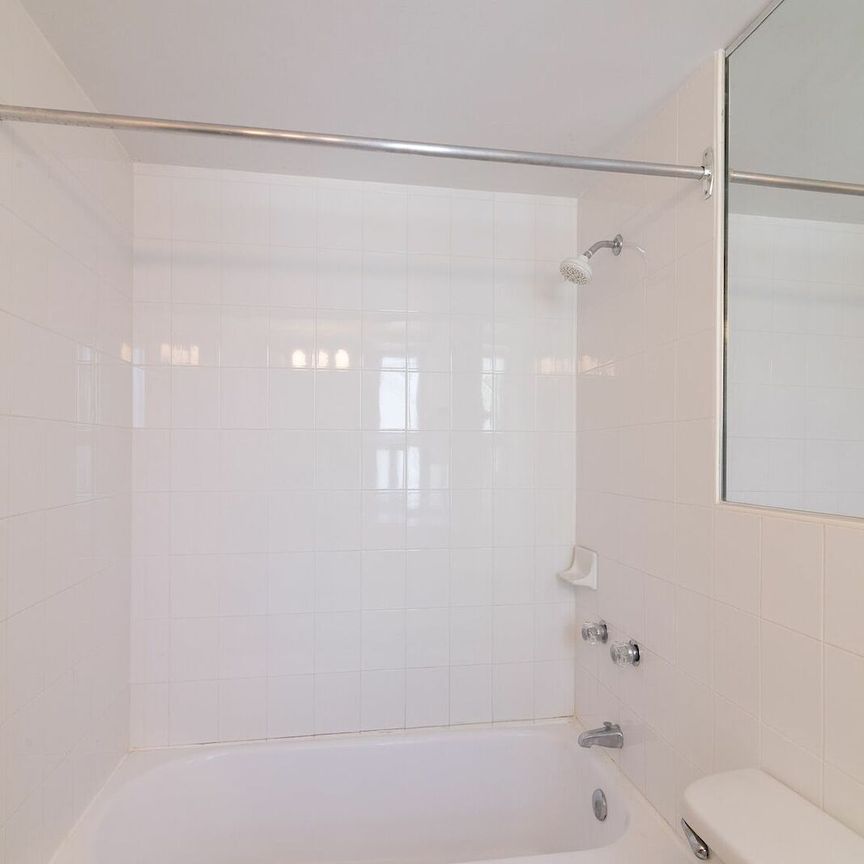 3555 Cote-des-Neiges Road, Montréal, QC - Photo 1