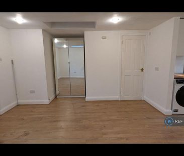 Studio to rent - Photo 6