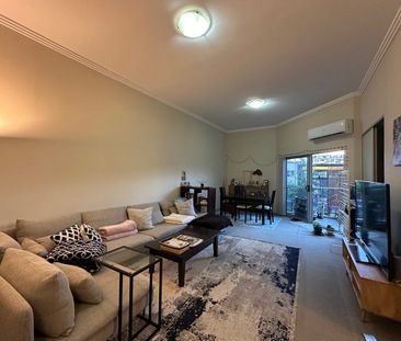 Superb location Walk to Station, Shops and Schools !! - Photo 1