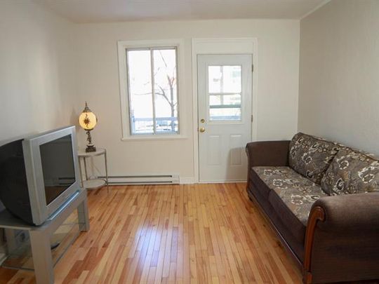 8120 Av. Wiseman - Photo 1