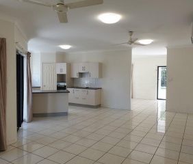 BEAUTIFUL FAMILY HOME - Photo 5