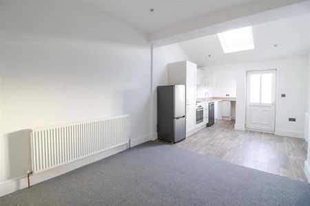 2 bedroom end of terrace house to rent - Photo 4