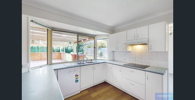 For Lease: Spacious Family Living with Modern Comfort in Prime Runcorn Location! - Photo 1