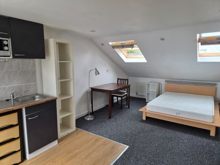 Room in a Shared House, Russell Road, SW19 - Photo 3