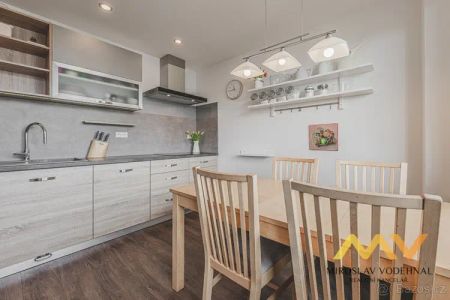 Pronájem zrekonstruovaného bytu 3+1 s lodžiemi, 98 m - Fotografie 2
