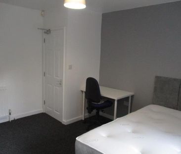 4 bedroom semi-detached house to rent - Photo 5