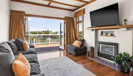 Immaculate Hilltop Bungalow - Ocean Views - Photo 3