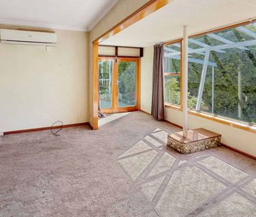 ASHBURTON, THREE BEDROOMS, GAS AND LOG BURNER - Photo 2