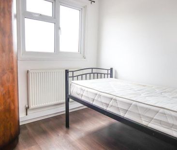 4 bedroom end of terrace house to rent - Photo 3