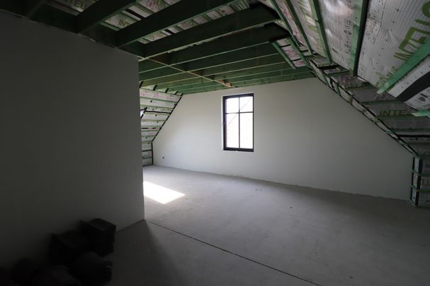 Energiezuinige nieuwbouwwoning met 3 slaapkamers, terras met tuin, tuinberging, carport en autostaanplaats. - Foto 1
