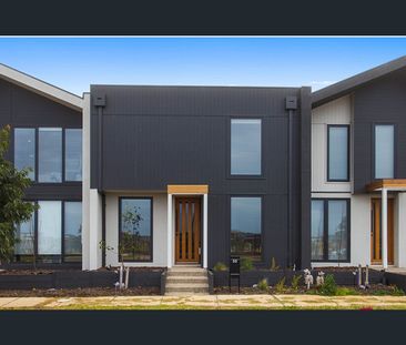 🌟Stylish 4-Bedroom Townhouse with Resort-Style Amenities 💦 - Photo 2