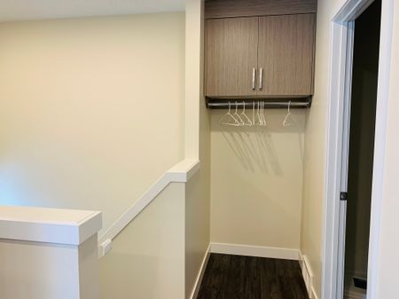 Fully Furnished, Renovated, 2 Bedroom Corner Townhouse In Varsity Nw - Photo 3