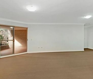 SPACIOUS OVERSIZE 3 BEDROOM APARTMENT WITH LOCK UP GARAGE - Photo 6
