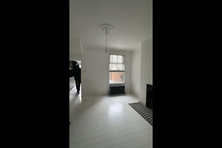 2 Bed Terraced House, Wall End Road, E6 - Photo 2