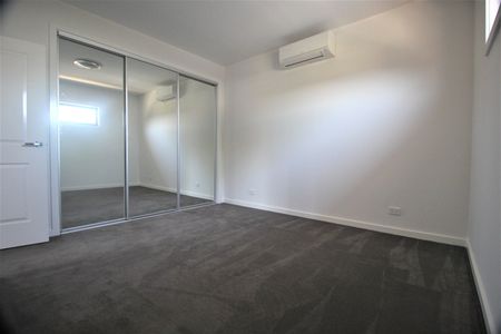 STUNNING TOWNHOUSE IN CHADSTONE - Photo 3