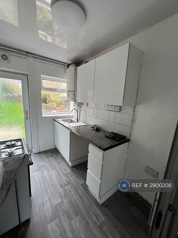 3 bedroom terraced house to rent - Photo 4
