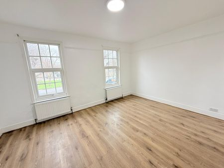 Three bedroom house close to King Georges Hospital - £2250 - Photo 4