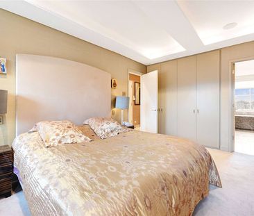 Immaculate lateral apartment with direct lift access and AC situate... - Photo 5