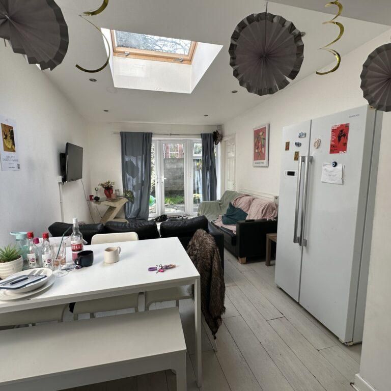 6 bedroom mews to rent - Photo 1