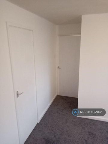 3 bedroom flat to rent - Photo 5